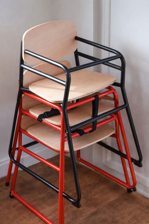 Chaises haute bois / acier rouge et noir empilables